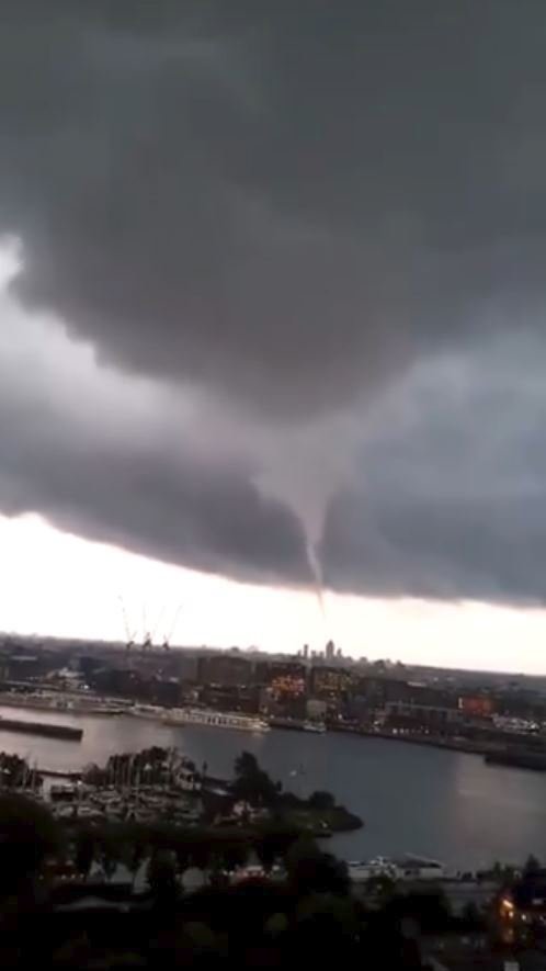 Úkaz, který se jen tak nevidí. Centrem Amsterdamu se prohnalo tornádo, lidé nevěřili svým očím (10. 8. 2019)