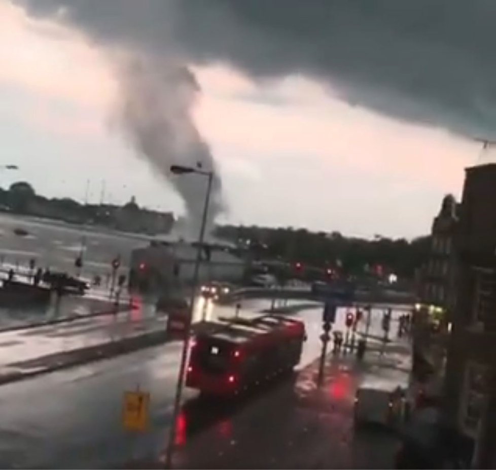 Úkaz, který se jen tak nevidí. Centrem Amsterdamu se prohnalo tornádo, lidé nevěřili svým očím (10. 8. 2019)