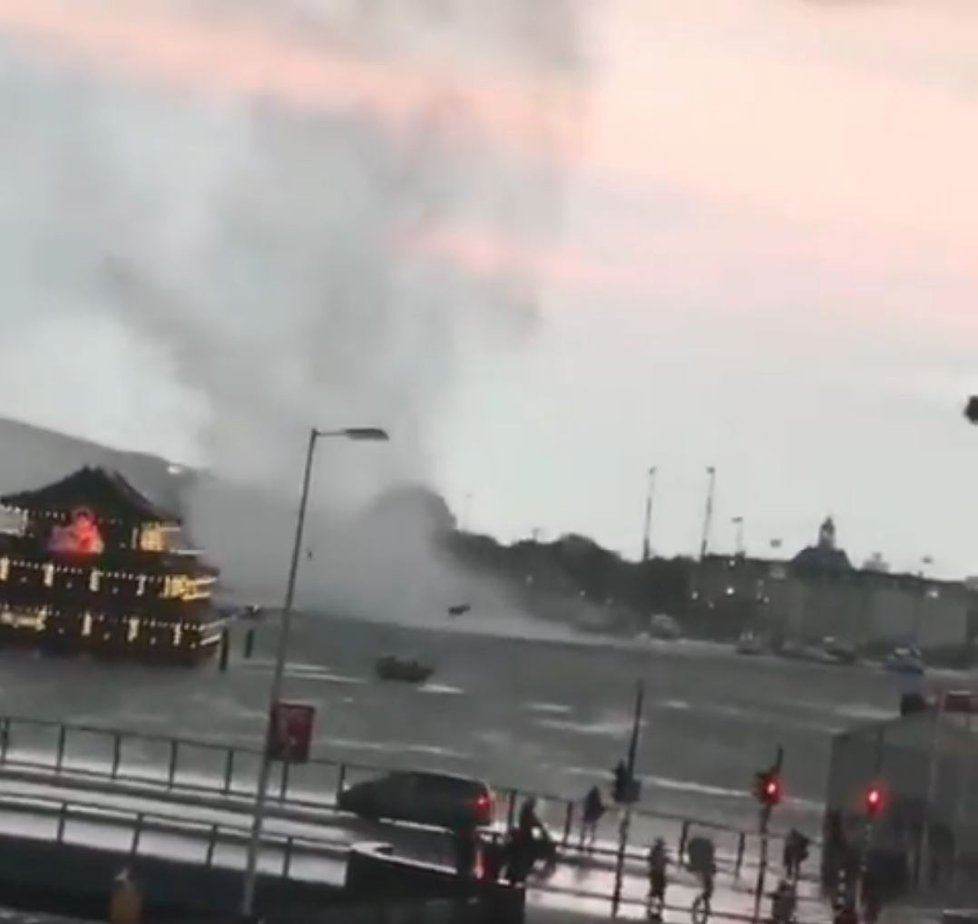 Úkaz, který se jen tak nevidí. Centrem Amsterdamu se prohnalo tornádo, lidé nevěřili svým očím (10. 8. 2019)