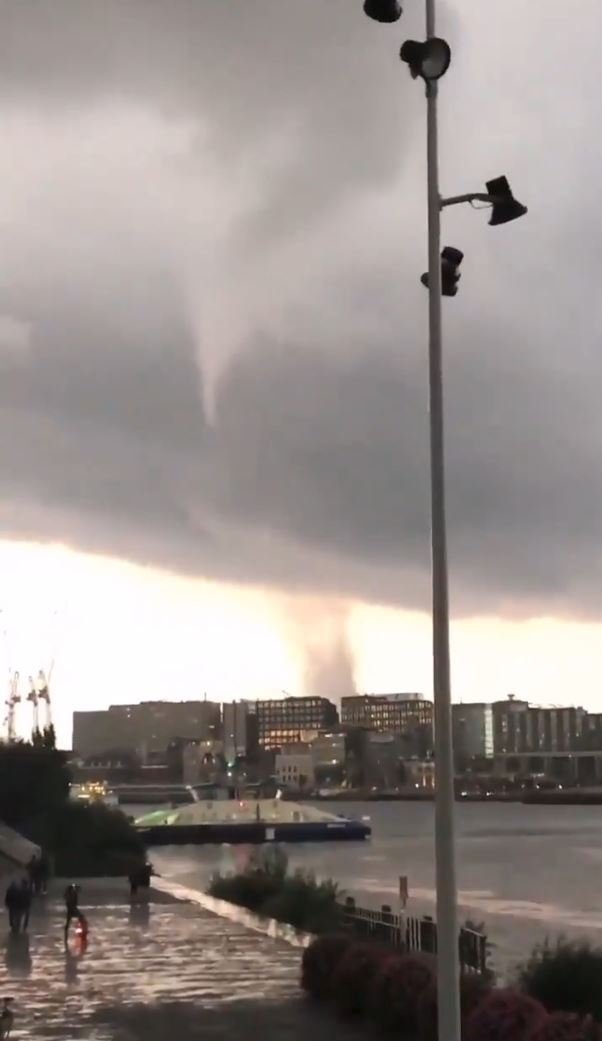 Úkaz, který se jen tak nevidí. Centrem Amsterdamu se prohnalo tornádo, lidé nevěřili svým očím (10. 8. 2019)