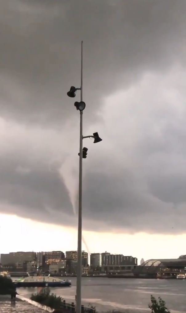 Úkaz, který se jen tak nevidí. Centrem Amsterdamu se prohnalo tornádo, lidé nevěřili svým očím (10. 8. 2019)