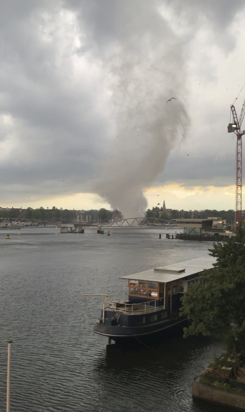 Úkaz, který se jen tak nevidí. Centrem Amsterdamu se prohnalo tornádo, lidé nevěřili svým očím (10. 8. 2019)