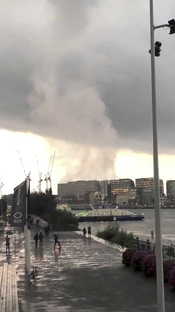 Úkaz, který se jen tak nevidí. Centrem Amsterdamu se prohnalo tornádo, lidé nevěřili svým očím (10. 8. 2019)