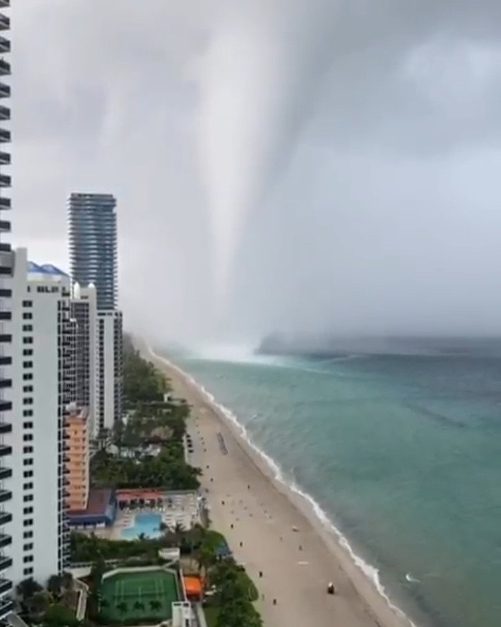 Vodní smršť se prohnala Miami.