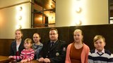 Policista Marek zůstal na pět dětí sám: Ženu mu vzala nemoc, tornádo "lízlo" jeho dům
