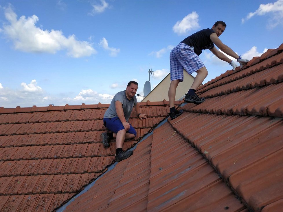 Střechu i dům Dvořáčkových tornádo naštěstí jen »olízlo«. Marek ji rychle opravil a šel pomáhat druhým.
