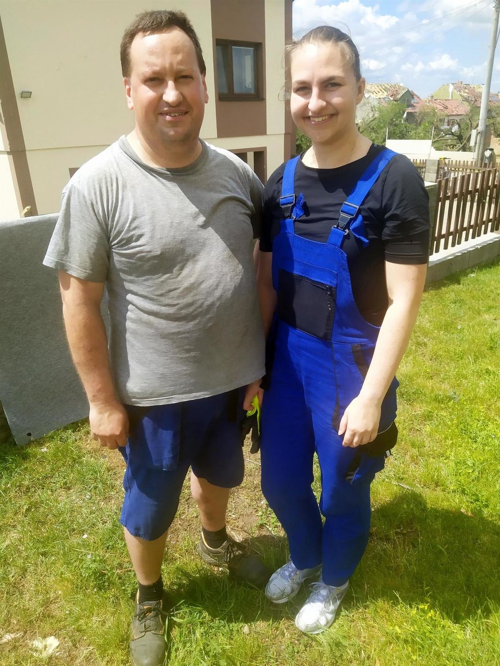 Marek Dvořáček s dcerou Monikou pomáhali s úklidem spouště u místního kostela.