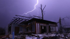 Tornáda a bouře pustoší jihovýchod Spojených států. Zemřely už desítky lidí.