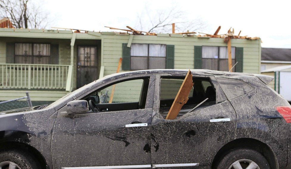 Tornáda a bouře pustoší jihovýchod Spojených států. Zemřely už desítky lidí.