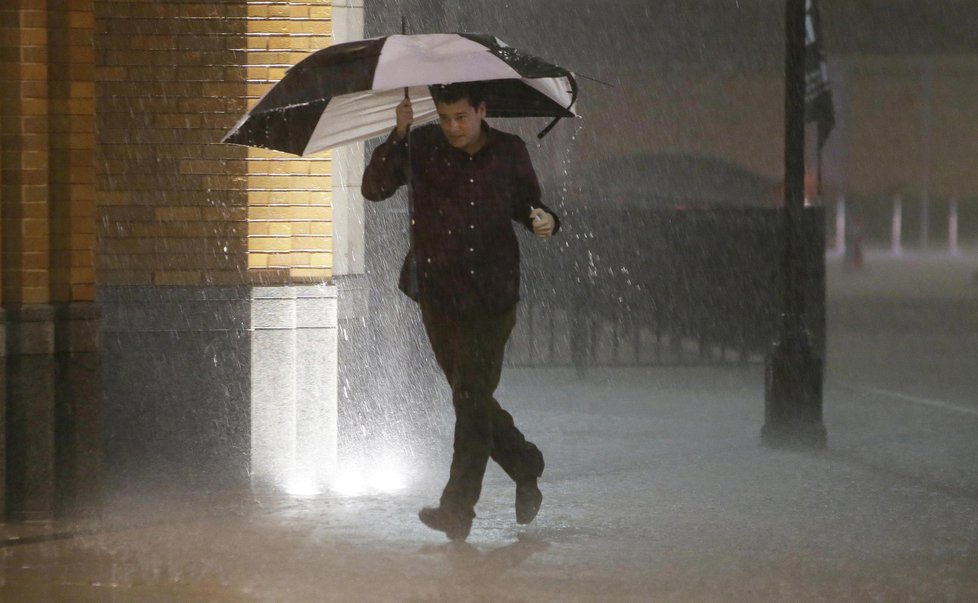 Vzdušné víry a silné deště poničily stovky budov. Až třicet tisíc lidí je v Texasu bez elektřiny.