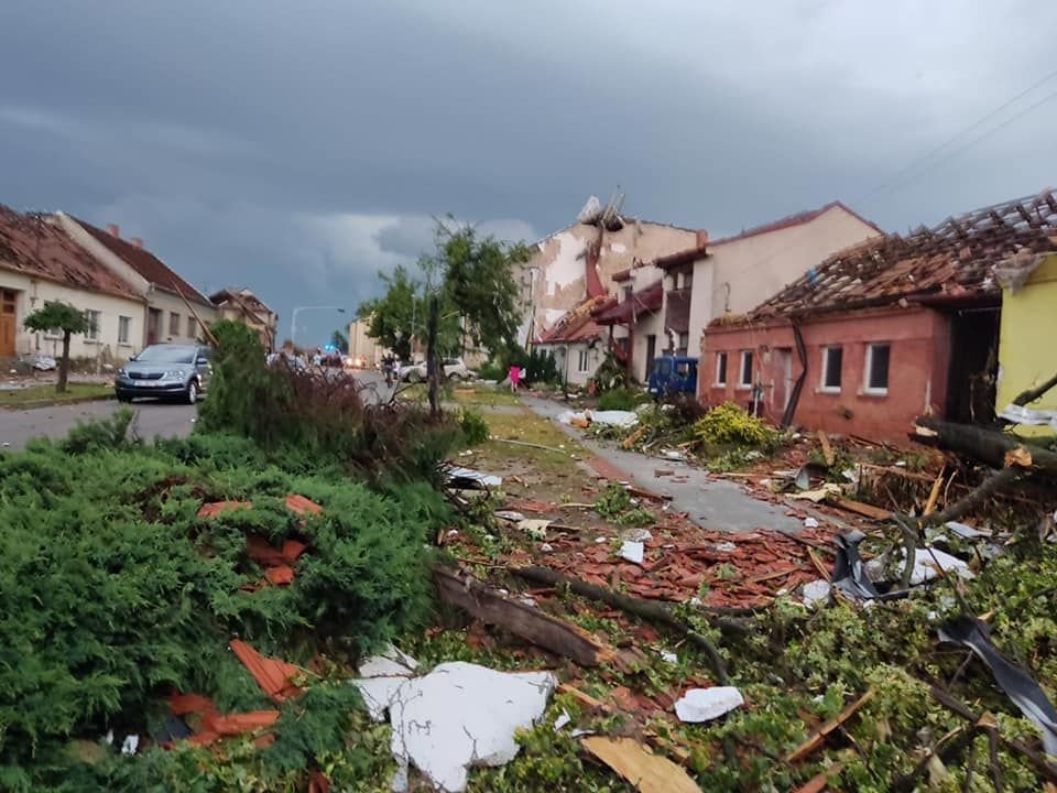 Večerní tornádo poničilo velkou část domů v obci Hrušky na Břeclavsku.