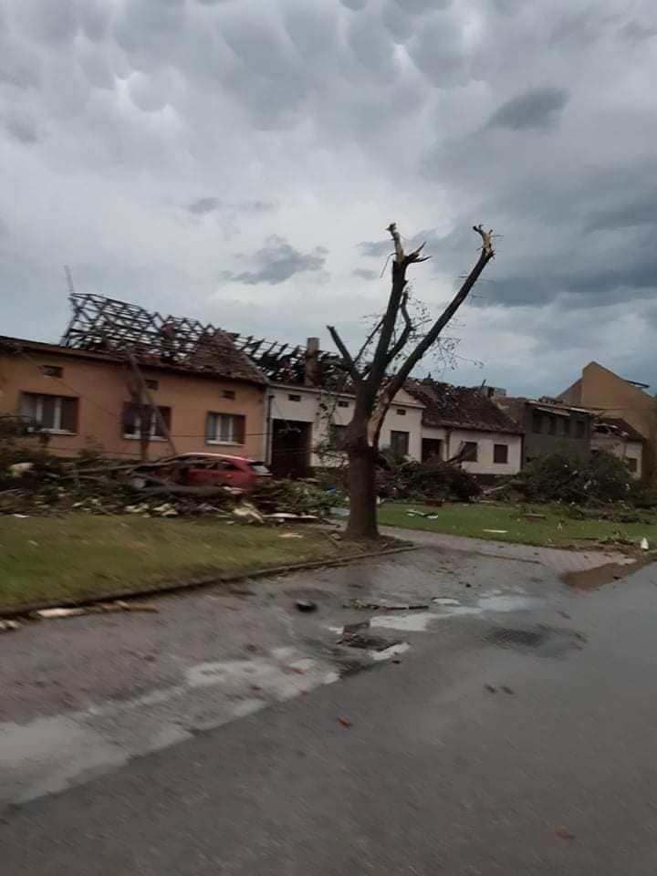 Večerní tornádo poničilo velkou část domů v obci Hrušky na Břeclavsku.