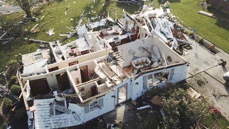 Více než pět desítek tornád zasáhlo v posledních dvou dnech severní a centrální část Spojených států. Nejhůře dopadly Colorado a Indiana.