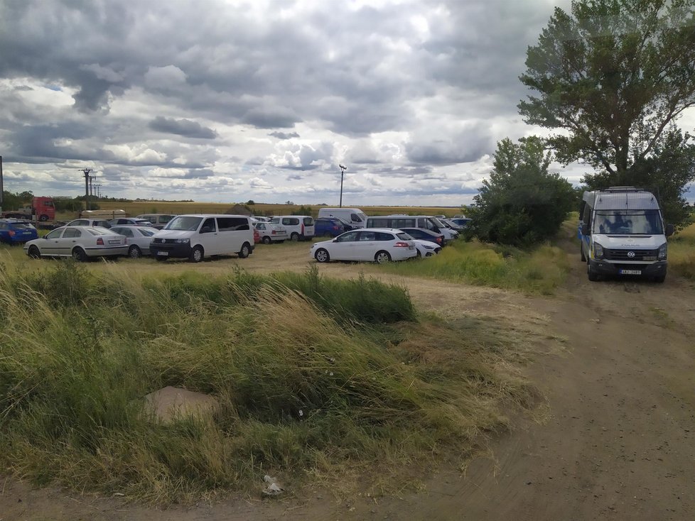 Auta části dobrovolníků zaparkovala v poli na kraji Moravské Nové Vsi (3. 7. 2021)