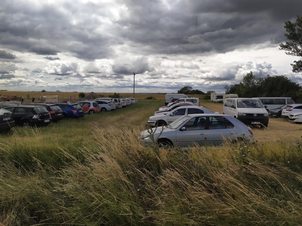 Auta části dobrovolníků zaparkovala v poli na kraji Moravské Nové Vsi (3. 7. 2021)
