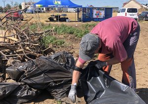 O víkendu přijela do oblasti stovka dobrovolníků, aby vyčistila od rozfoukaného odpadu okolní pole.