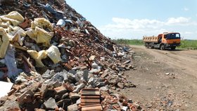 Hory odpadu po tornádu začnou konečně mizet: Spálí se jako nebezpečný odpad