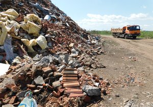Obří hromada odpadu je u silnice z Moravské Nové Vsi na Hrušky