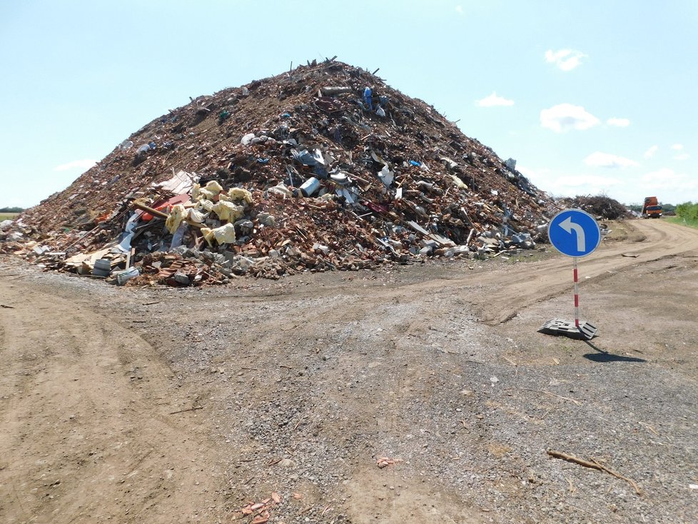 Obří hromada odpadu je u silnice z Moravské Nové Vsi na Hrušky