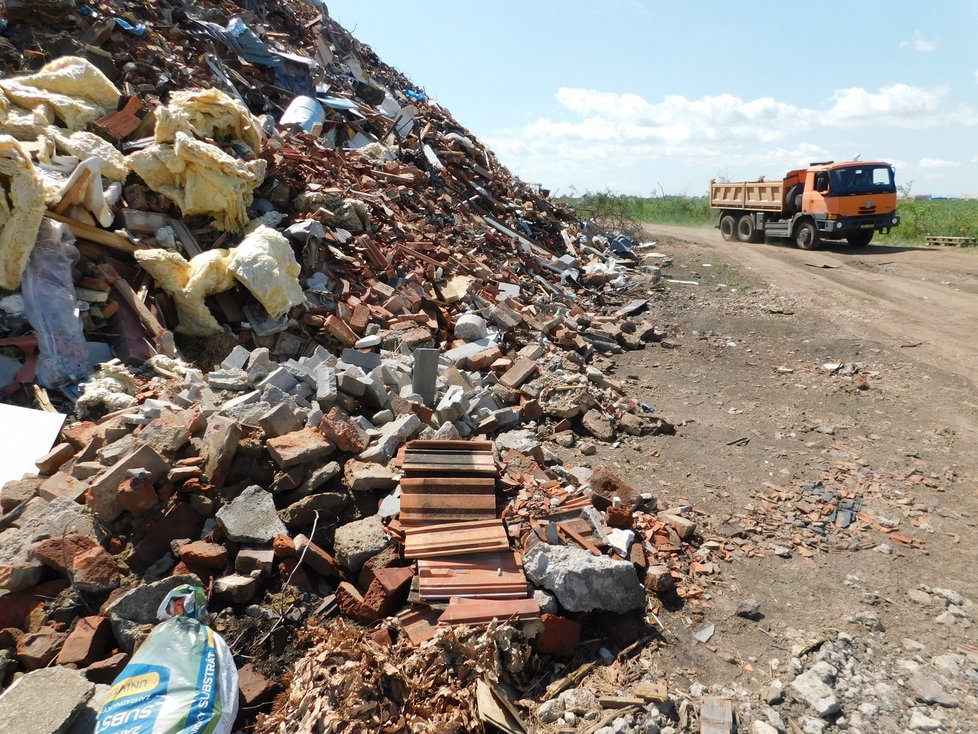 Obří hromada odpadu je u silnice z Moravské Nové Vsi na Hrušky