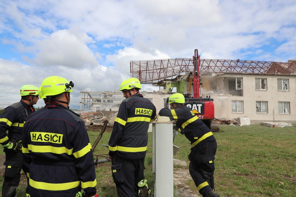 Hasiči pokračují v demolici zničených domů na jihu Moravy