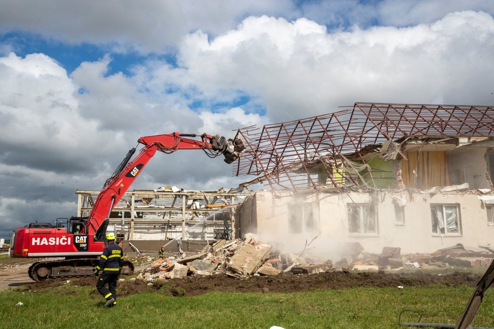 Hasiči pokračují v demolici zničených domů na jihu Moravy.
