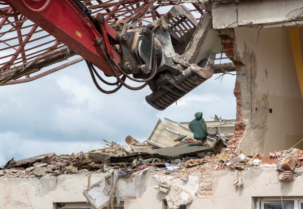 Hasiči pokračují v demolici zničených domů na jihu Moravy