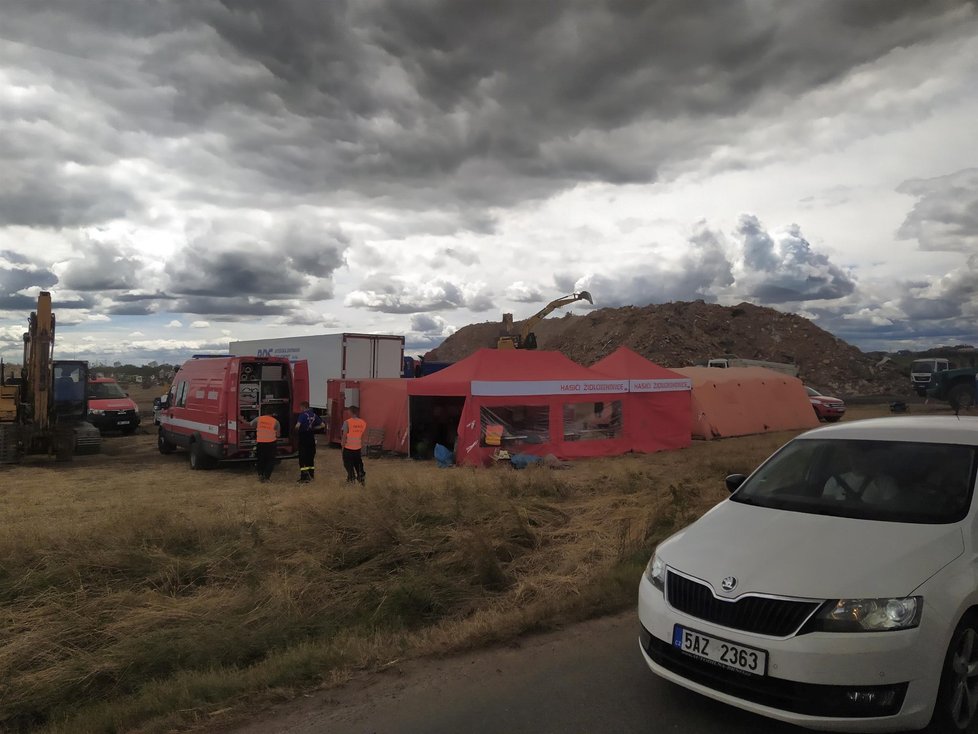 Koordinace ukládání sutě z domů na poli mezi Hruškami a Moravskou Novou Vsí: Hlavní slovo mají hasičí