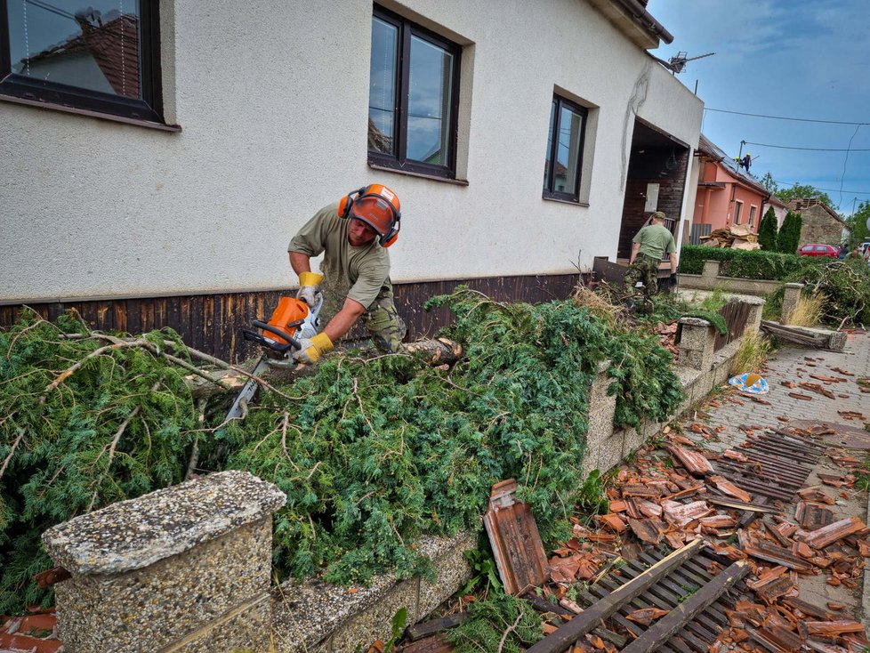 Armáda pomáhá v obcích zasažených tornádem.