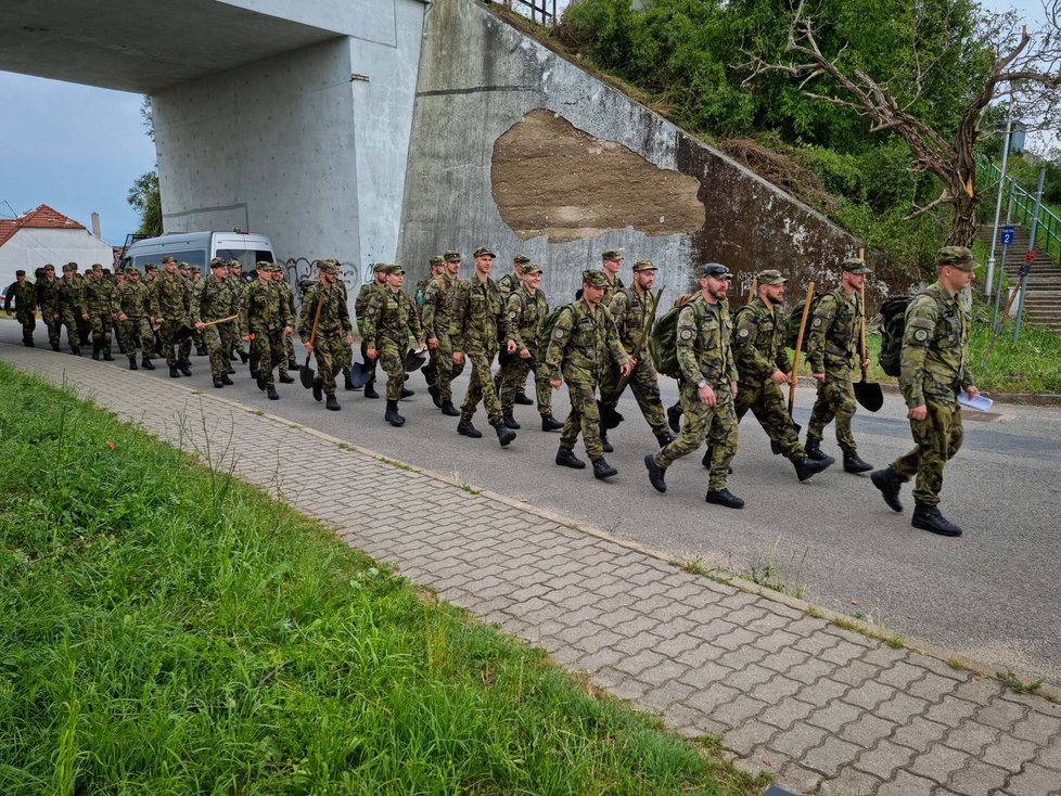 Armáda pomáhá v obcích zasažených tornádem.