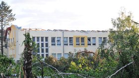 Tornádo způsobilo na základní škole U červených domků škodu téměř 40 milionů korun.