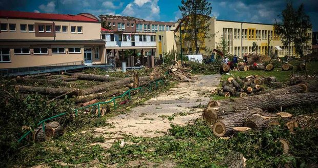 Tornádo způsobilo na základní škole U červených domků škodu téměř 40 milionů korun.