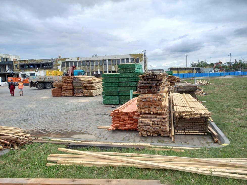 Trnavský kraj daroval na opravu poškozených střech jednotlivých pavilonů hodonínské základní školy U červených domků 300 kubíků dřeva.