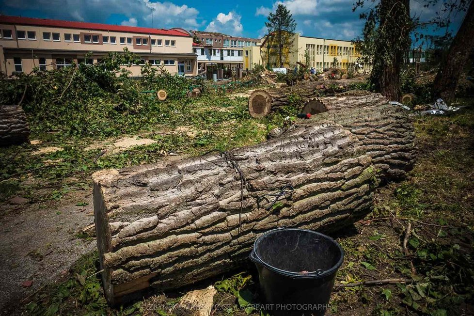 Tornádo způsobilo na základní škole U červených domků škodu téměř 40 milionů korun.