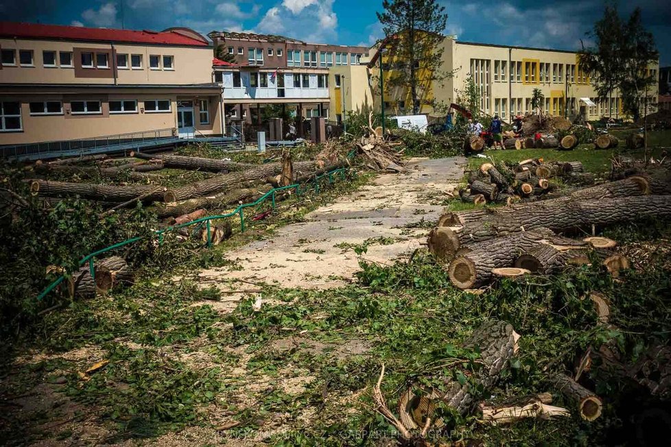 Tornádo způsobilo na základní škole U červených domků škodu téměř 40 milionů korun.