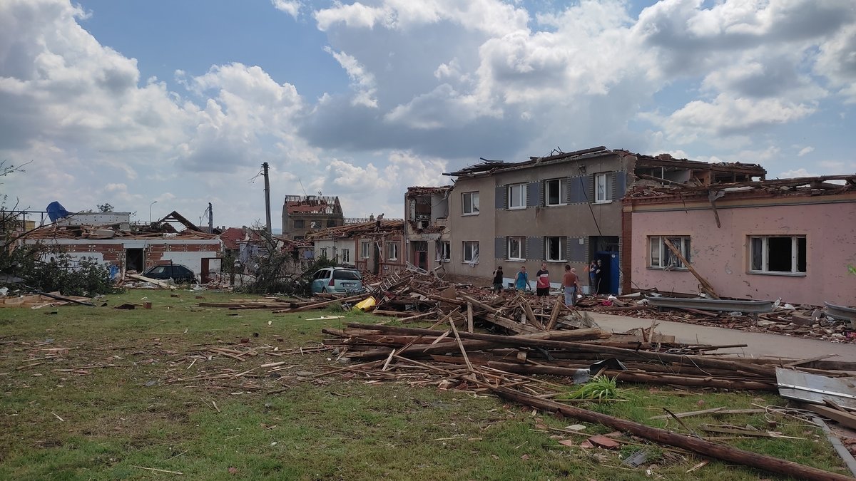 Takto vypadají následky řádění tornáda na Hodonínsku v Lužicích, Mikulčicích a v lese u hodonínského Pánova.