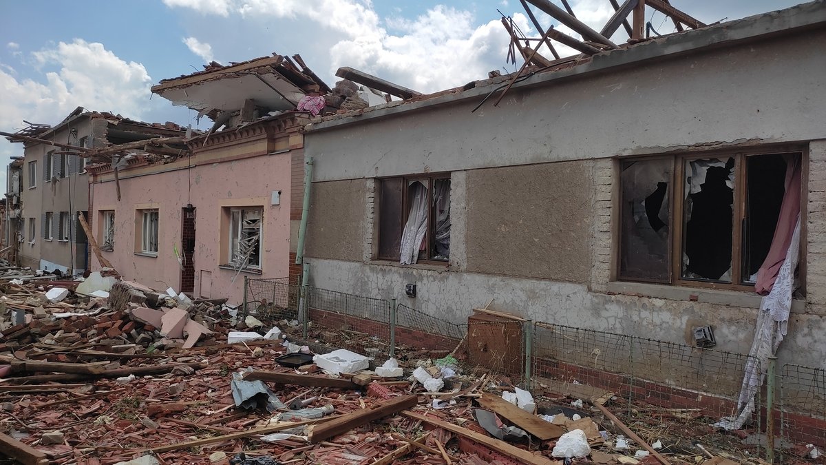 Takto vypadají následky řádění tornáda na Hodonínsku v Lužicích, Mikulčicích a v lese u hodonínského Pánova.