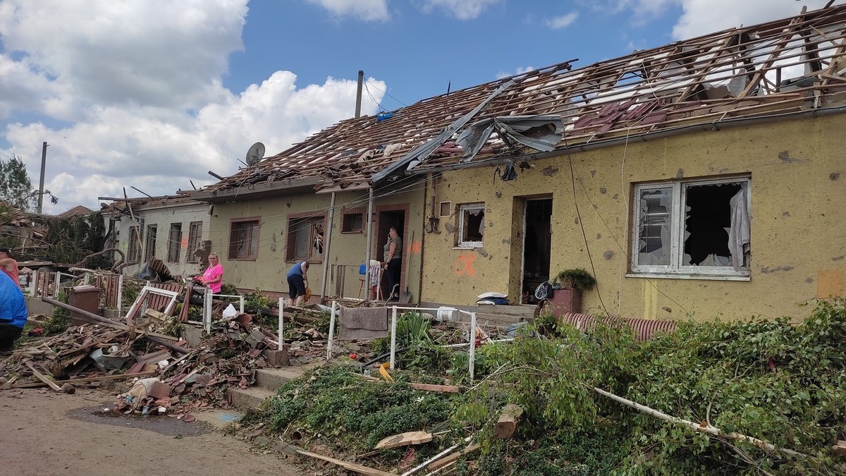 Takto vypadají následky řádění tornáda na Hodonínsku v Lužicích, Mikulčicích a v lese u hodonínského Pánova.