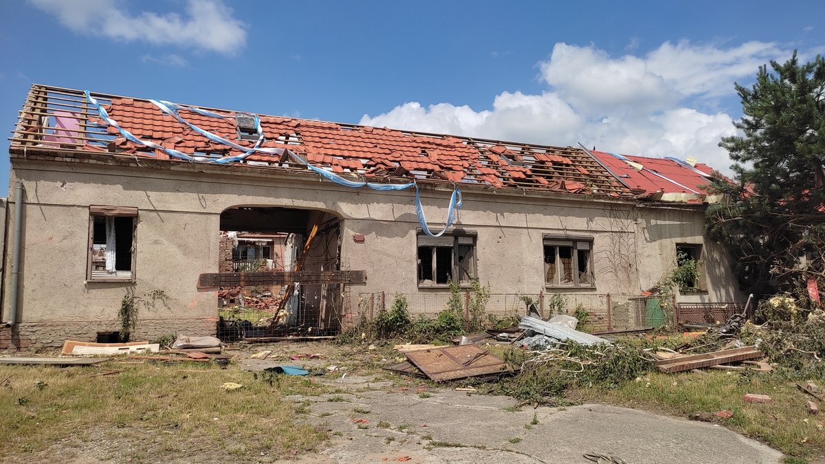 Takto vypadají následky řádění tornáda na Hodonínsku v Lužicích, Mikulčicích a v lese u hodonínského Pánova.