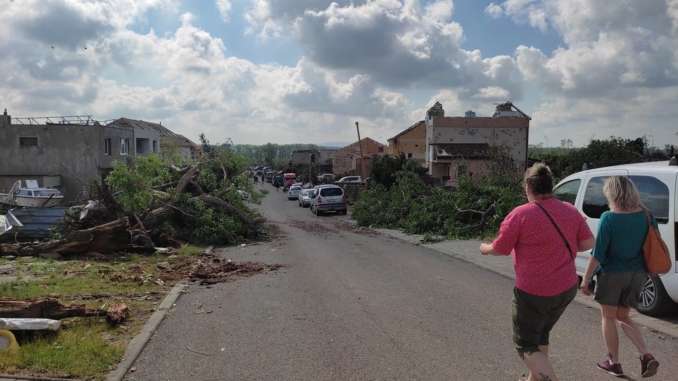 Takto vypadají následky řádění tornáda na Hodonínsku v Lužicích, Mikulčicích a v lese u hodonínského Pánova.