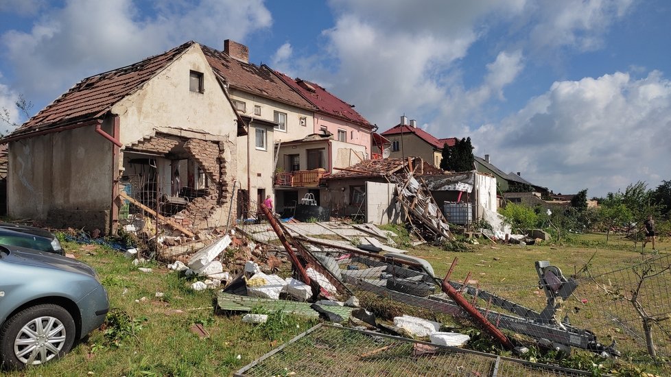 Takto vypadají následky řádění tornáda na Hodonínsku v Lužicích, Mikulčicích a v lese u hodonínského Pánova.