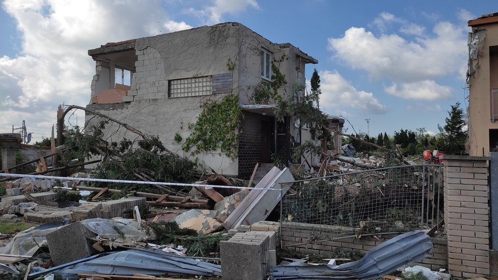 Takto vypadají následky řádění tornáda na Hodonínsku v Lužicích, Mikulčicích a v lese u hodonínského Pánova.