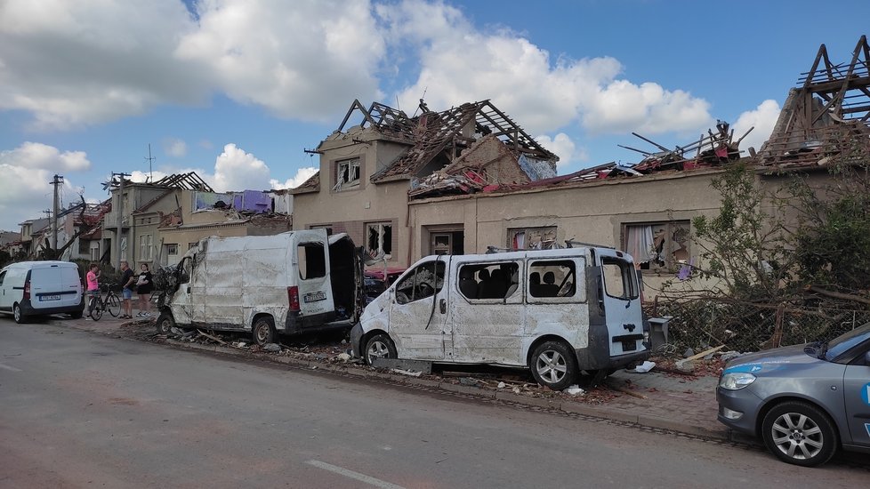 Takto vypadají následky řádění tornáda na Hodonínsku v Lužicích, Mikulčicích a v lese u hodonínského Pánova.