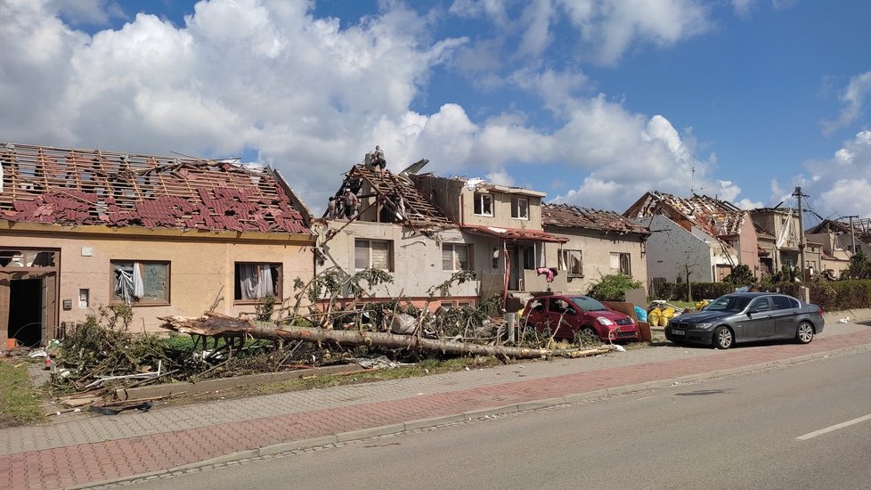 Takto vypadají následky řádění tornáda na Hodonínsku v Lužicích, Mikulčicích a v lese u hodonínského Pánova.