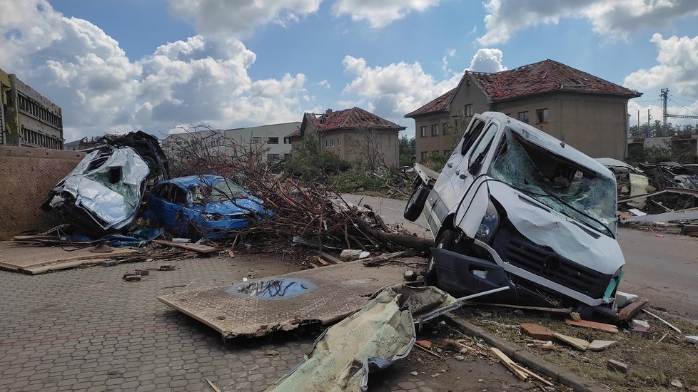 Takto vypadají následky řádění tornáda na Hodonínsku v Lužicích, Mikulčicích a v lese u hodonínského Pánova.