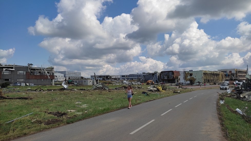 Takto vypadají následky řádění tornáda na Hodonínsku v Lužicích, Mikulčicích a v lese u hodonínského Pánova.