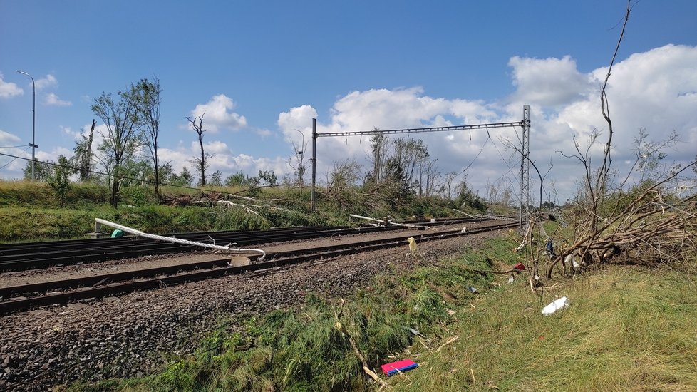 Takto vypadají následky řádění tornáda na Hodonínsku v Lužicích, Mikulčicích a v lese u hodonínského Pánova.