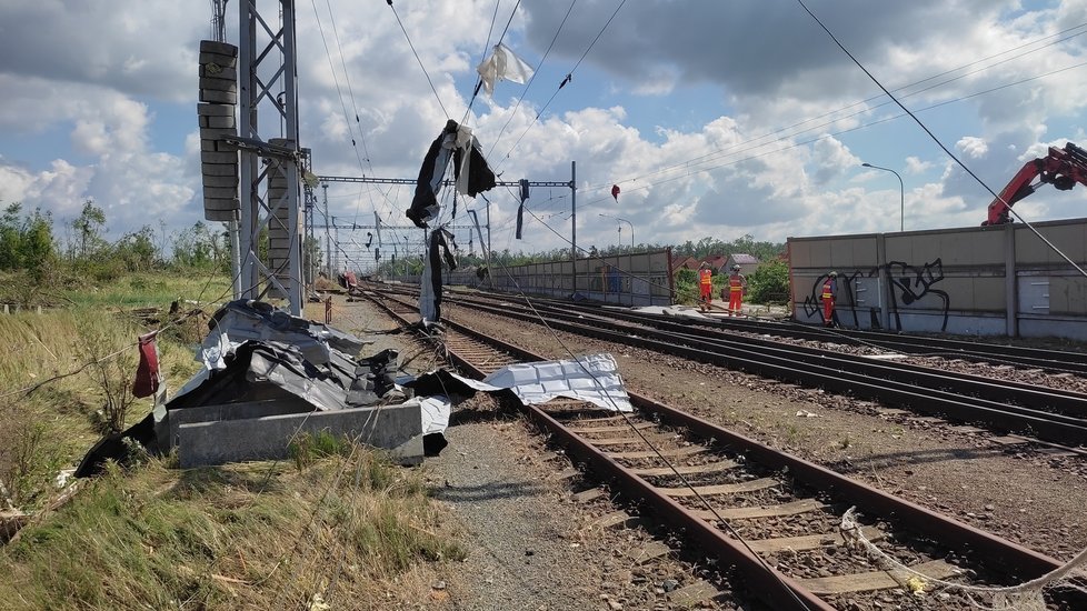 Takto vypadají následky řádění tornáda na Hodonínsku v Lužicích, Mikulčicích a v lese u hodonínského Pánova.