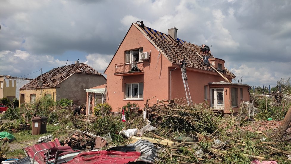 Takto vypadají následky řádění tornáda na Hodonínsku v Lužicích, Mikulčicích a v lese u hodonínského Pánova.