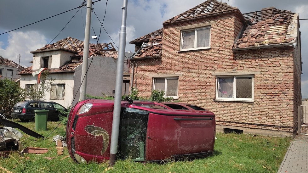 Takto vypadají následky řádění tornáda na Hodonínsku v Lužicích, Mikulčicích a v lese u hodonínského Pánova.